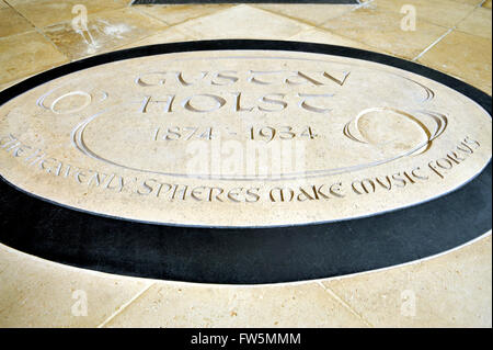 Nuovo, di ricambio, pavimento placca in Chichester Cathedral al compositore inglese Gustav Holst, 1874-1934. Il settantacinquesimo anniversario della morte del compositore Gustav Holst è stata celebrata in un Festival di tre giorni a Chichester Cathedral nel settembre 2009. Holst è il più vicino amico era il vescovo George Bell ed era Bell che ha richiamato a lui di Sussex con la sua Pentecoste cantanti per rendere la musica nella cattedrale e nelle parrocchie intorno a Chichester. Alla sua morte nel 1934, Holst la famiglia ha chiesto se il compositore la cenere potrebbe essere sepolto nella cattedrale, e questo è stato fatto nel transetto Nord, sotto una lapide a Thomas Weelkes Foto Stock