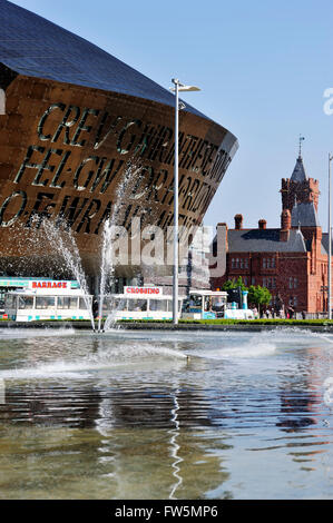 Cardiff Millennium Centre, esterno, con fontane. L'auditorium di opera e sala concerti, la nuova casa della Welsh National Opera e della BBC Orchestra nazionale del Galles (BBC ORA). Il brief per gli architetti, Percy Thomas Partnership (ora Capita Percy Thomas, era che essa doveva essere "inconfondibilmente gallese e in sospeso a livello internazionale". Aperto nov. 2004. In 1996, Arup è stato aggiudicato il contratto per i fondi strutturali e di servizi di ingegneria. Arup acustica è stato aggiudicato il contratto per la fornitura di soluzioni. Nel dicembre 2001 il contratto di costruzione è stato assegnato a Sir Robert McAlpine Ltd., con adv Foto Stock