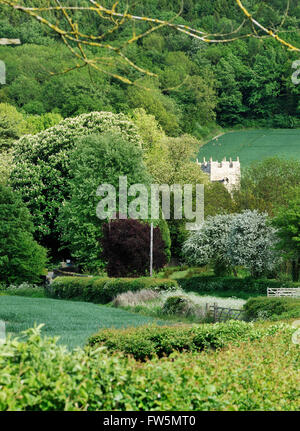 S. Edith è la Chiesa, una chiesa storica in Eaton-Under-Heywood, Wenlock Edge, una collina boscosa scarpata di calcare vicino a Much Wenlock, Shropshire, Inghilterra, con siepi di una notevole varietà. In tarda primavera sbocciano i fiori. L'impostazione per A. E. Housman epico "On Wenlock Edge del legno in difficoltà". Ralph Vaughan Williams, compositore inglese, composto 'On Wenlock Edge' nel 1909. Inoltre oggetto di diverse opere di artista L. S. Lowry: il più noto, "un po' di Wenlock Edge', un f. Lowry: il più noto, "un po' di Wenlock Edge', un bel disegno a matita. George Butterworth, MC (1885 - 1916) era un compositore inglese essere Foto Stock