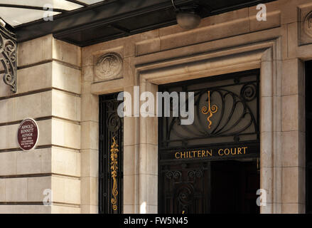 Placca a Chiltern corte, stazione di Baker Street, Londra: la casa di Arnold Bennett, romanziere inglese (& giornalista nei primi giorni di vita), 1867-1931, ha vissuto e lavorato qui morì, 1930-31. Le sue ultime opere sono state Imperial Palace - 1930 & Venere che sorgono dal mare - 1931. Bennett è nato in una modesta casa in Hanley in the Potteries distretto di Staffordshire, uno di un agglomerato urbano di sei città che si è unita all'inizio del ventesimo secolo come Stoke-on-Trent; il suo romanzo Anna delle cinque città è stato impostato in the Potteries. Un edificio Art Deco, il Metropolitan terminus ferroviario a Baker Street era ' Foto Stock