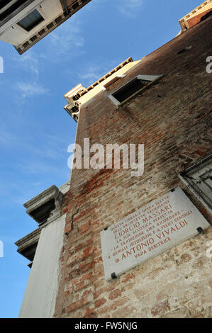 Vivaldi chiesa plaque: Santa Maria della Piet' o della Visitazione, costruito 1745- 1760 secondo il progetto di Giorgio Massari per sostituire il XV secolo originale, sulla Riva dei Schiavone (lungomare) di Venezia, in cui Antonio Vivaldi eseguito, compositore veneziano 1678-1741. Foto Stock