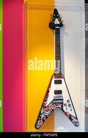 Jimi Hendrix memorabilia: Gibson Flying V chitarra elettrica, Cumberland Hotel, suite 507-8, ora 5001, Great Cumberland Place, W1, il Jimi Hendrix Suite dove ha vissuto per 5 settimane dopo il suo ultimo-mai concerto britanniche e prima della sua ultima intervista e la morte. In occasione del quarantesimo anniversario della sua morte, designer Maria Gannon e Cynthia Garcia hanno realizzato una versione contemporanea della psichedelia degli anni sessanta. Jimi posseduto una Flying V che aveva dipinto disegni psichedelici su: Flying V utilizzata presso l'Isola di Wight è stato un unico custom chitarra per mancini, considerando che questa chitarra su dsplay infilate è normalmente... Foto Stock