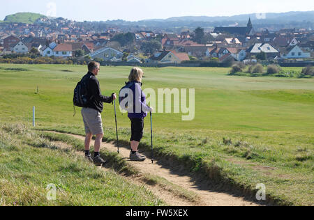 Walkers ammirando vista a Sheringham, North Norfolk, Inghilterra Foto Stock