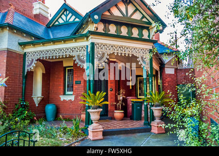 Storia di singolo periodo cottage con elementi in ferro battuto decorativo veranda in Albert Park di Melbourne, Australia Foto Stock