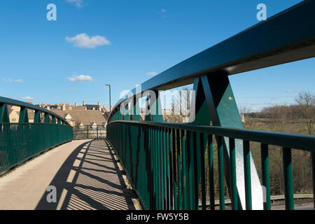 Il Footbridge oltre la A419 a Cirencester, Gloucestershire, Regno Unito Foto Stock