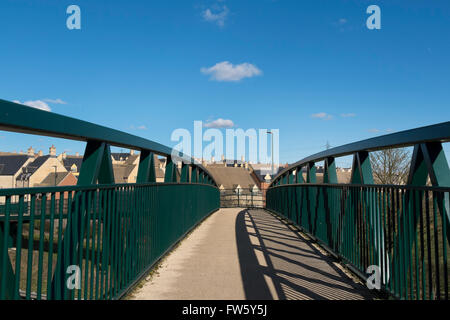 Il Footbridge oltre la A419 a Cirencester, Gloucestershire, Regno Unito Foto Stock