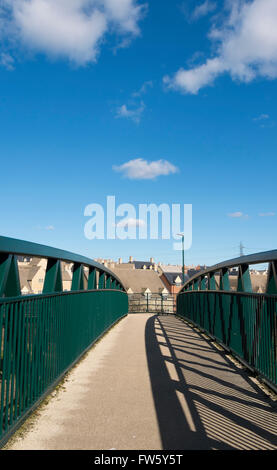 Il Footbridge oltre la A419 a Cirencester, Gloucestershire, Regno Unito Foto Stock