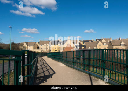 Il Footbridge oltre la A419 a Cirencester, Gloucestershire, Regno Unito Foto Stock