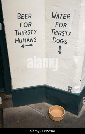 Indicazioni per sete i cani e gli esseri umani al Golden Cross pub di Black Jack Street, Cirencester, Gloucestershire, Regno Unito Foto Stock