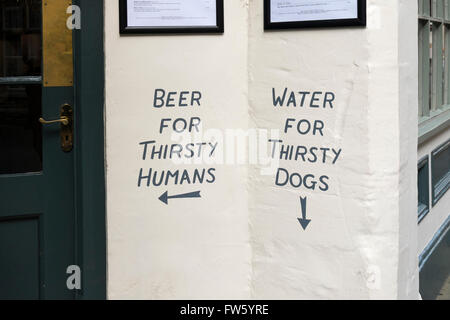 Indicazioni per sete i cani e gli esseri umani al Golden Cross pub di Black Jack Street, Cirencester, Gloucestershire, Regno Unito Foto Stock