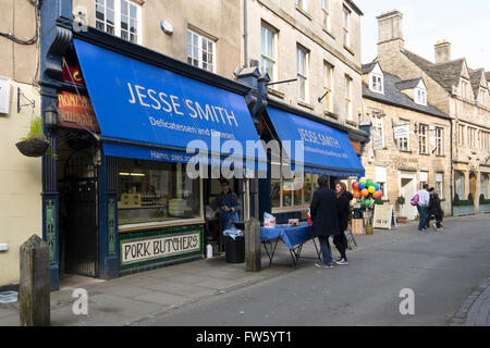 Gli hamburger e salsicce essendo cotti fuori Jesse Smith macellai in Black Jack Street, Cirencester, Gloucestershire, Regno Unito Foto Stock