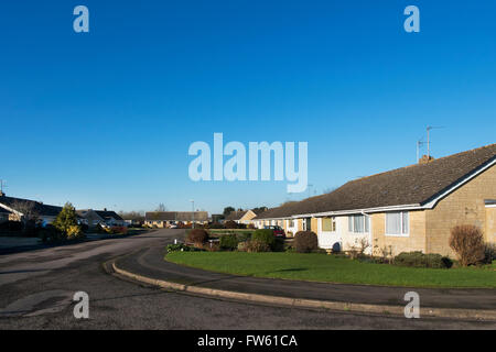 Bungalows su un vecchio alloggiamento estate in fairford, Gloucestershire, Regno Unito Foto Stock