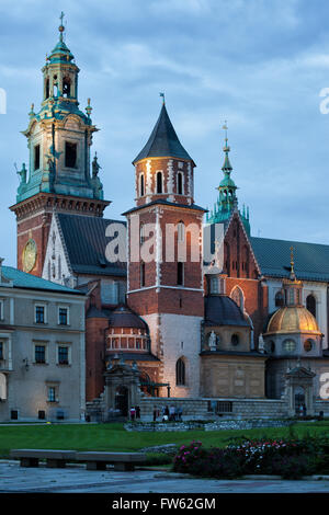 La Polonia, Cracovia (Cracovia), Wawel Royal Cattedrale (Polacco: Katedra Wawelska, na Wawelu) la sera, punto di riferimento della città Foto Stock