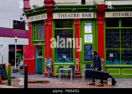 La vecchia volpe pub di fronte il Hippodrome Theatre di Birmingham, Inghilterra, Regno Unito Foto Stock