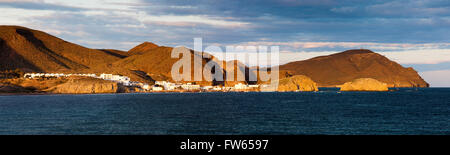 Cabo de Gata, Los Escullos, vista La Isleta del Moro, Cabo de Gata-Nijar parco naturale, provincia di Almeria, Andalusia, Spagna Foto Stock