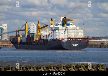 Vessel NIKOLAS (IMO: 9203526, MMSI: 357388000) nave container costruita nel 2000, e attualmente navigante sotto la bandiera di Panama, nel fiume Mersey mentre si avvicina al suo ormeggio nel porto di Liverpool, assistita da due rimorchiatori. Foto Stock