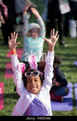 Una giovane ragazza indossando orecchie di coniglietto si unisce alla classe di yoga durante l annuale Easter Egg Roll sul prato Sud della Casa Bianca Marzo 28, 2016 a Washington, DC. Foto Stock