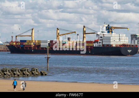 Vessel NIKOLAS (IMO: 9203526, MMSI: 357388000) nave container costruita nel 2000, e attualmente navigante sotto la bandiera di Panama, nel fiume Mersey mentre si avvicina al suo ormeggio nel porto di Liverpool, assistita da due rimorchiatori. Foto Stock