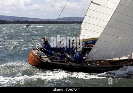 FOTO DI NOTIZIE AJAX. AGOSTO 1971. COWES, INGHILTERRA. - EDWARD HEATH AL TIMONE DEL SUO YACHT MATTINA NUVOLA ALL'INIZIO DELLA GARA FASTNET. PHOTO:JONATHAN EASTLAND/AJAX REF:CLOUD 1971 20 1 Foto Stock