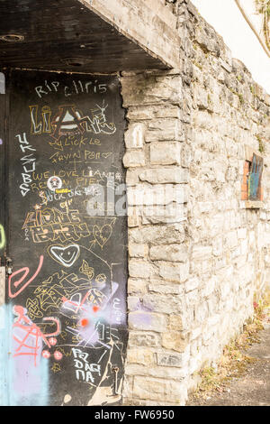 Abbandonata / graffiti su edifici sul supporto per l'area di vendita al dettaglio di Glastonbury. Foto Stock