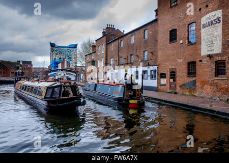 Battelli sul canale di Birmingham vecchia linea nel centro della città di Birmingam, Inghilterra Foto Stock