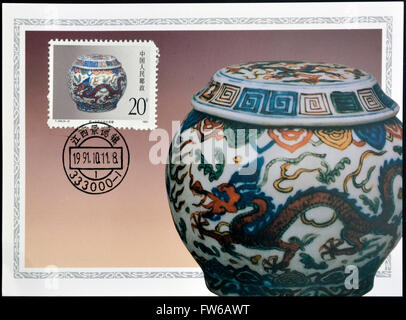 Cina - circa 1991: un timbro stampato in Cina mostra cinque vaso colorato della dinastia Ming, circa 1991 Foto Stock