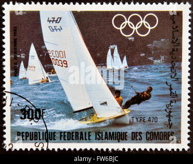 Comore - circa 1983: un timbro stampato in Comore dedicata alla vela olimpica mostra il tipo 470, circa 1983 Foto Stock