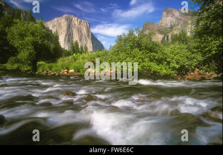 Vista di El Capitan e il fiume Merced, Yosemite National Park, California, U.S.A. Foto Stock
