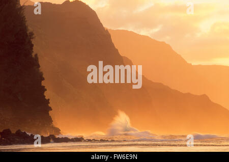 Onde lungo la costa di Na Pali al tramonto, Kauai, Hawaii, U.S.A. Foto Stock