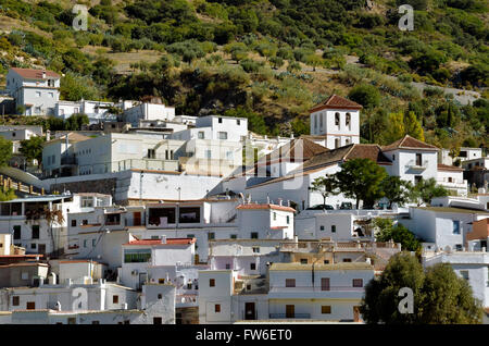 Panoramica di Torvizcon, piccolo villaggio moresco di Las Alpujarras. Granada, Spagna Foto Stock