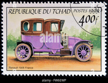Ciad - circa 1999: un timbro stampato in Ciad mostra retrò Renault auto 1906, Francia, circa 1999 Foto Stock