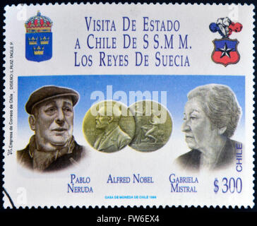 Cile - circa 1996: un timbro stampato in Cile dedicata alla visita del re di Svezia, mostra Pablo Neruda e Gabriela Mistral, Foto Stock