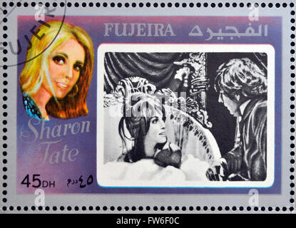 FUJEIRA - circa 1972 : timbro stampato in Fujeira mostra attrice Sharon Tate, circa 1972 Foto Stock