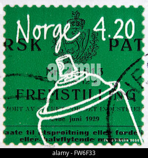 Norvegia - circa 1999: un timbro stampato in Norvegia mostra spray di aerosol, circa 1999 Foto Stock