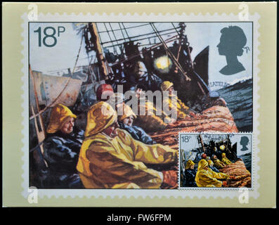 Regno Unito - circa 1981: un timbro stampato in Gran Bretagna celebrano l'industria della pesca che mostra una rete a strascico tirata Foto Stock