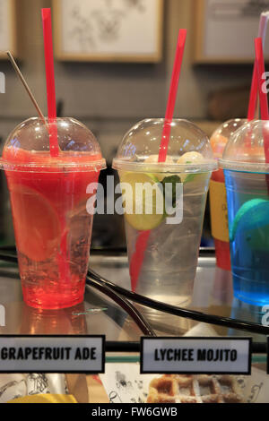 Stile coreano fruttato bevande dolci per la vendita in un cibo in stallo Koreatown, Midtown Manhattan, a New York City, Stati Uniti d'America Foto Stock
