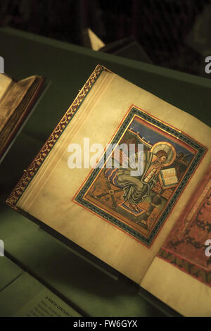 Latino Antico Francia vangelo libro dalla Abbazia di San Reims display in Morgan Library & Museum, Manhattan, New York City, Stati Uniti d'America Foto Stock