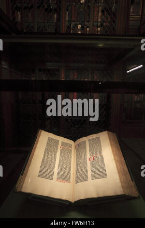 La Bibbia di Gutenberg nel display la Morgan Library & Museum. Manhattan, New York City, Stati Uniti d'America Foto Stock