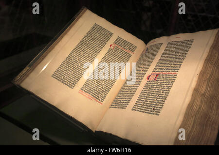 La Bibbia di Gutenberg nel display la Morgan Library & Museum. Manhattan, New York City, Stati Uniti d'America Foto Stock