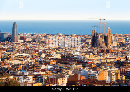 Vista della Sagrada Familia e la Torre Agbar da Park Guell. Barcellona, Spagna. Foto Stock