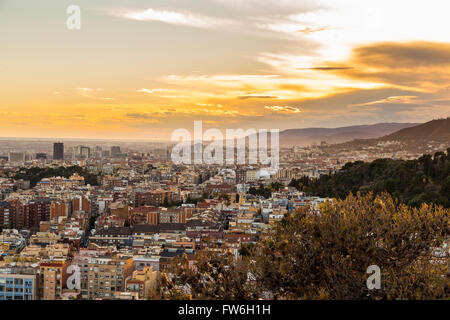 Vista panoramica di Barcellona da Park Guell in un giorno di estate in Spagna Foto Stock