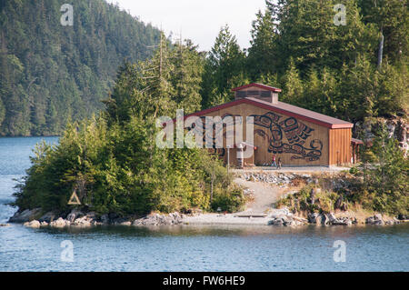 Una grande casa in Kitasoo Xai'xais prima nazione comunità di Klemtu, nel grande orso nella foresta pluviale, British Columbia, Canada. Foto Stock