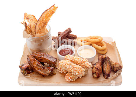 Tavola di legno birra snack e salse Foto Stock