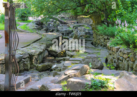 Piccola insenatura tra pietre in Stryiskyi Park, Lviv, Ucraina Foto Stock