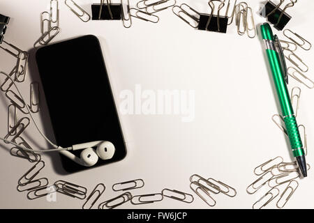 Vuoto portatili e smartphone con una matita su un tavolo di legno. La vista dall'alto Foto Stock