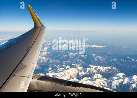 Le nuvole e il cielo come visto attraverso la finestra di un aeromobile/aereo Foto Stock