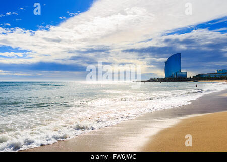 Vista della spiaggia di Barceloneta a Barcellona, Spagna. Si tratta di uno dei più popolari spiagge in Europa Foto Stock