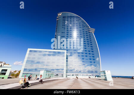 Vista frontale del W Barcelona Hotel, progettato dall'architetto Ricardo Bofill Foto Stock