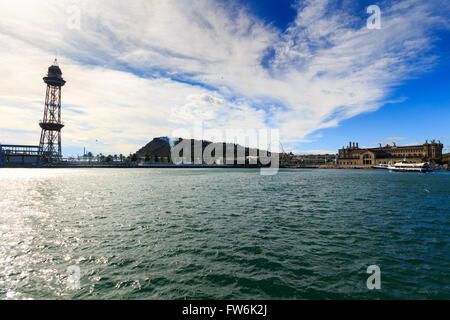 Barcellona. Vista della collina di Montjuic sul fuoco su Febbraio 13th, 2016. Montjuic è una delle più importanti attrazioni di Barcellona. Foto Stock