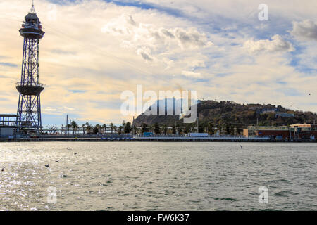 Barcellona. Vista della collina di Montjuic sul fuoco su Febbraio 13th, 2016. Montjuic è una delle più importanti attrazioni di Barcellona. Foto Stock